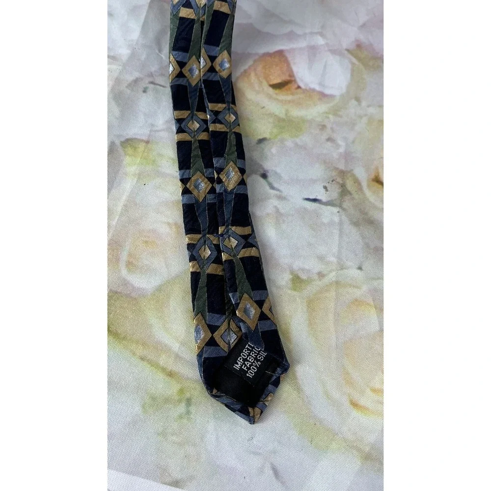 GEOFFREY BEENE 100% Silk Tie Necktie 57